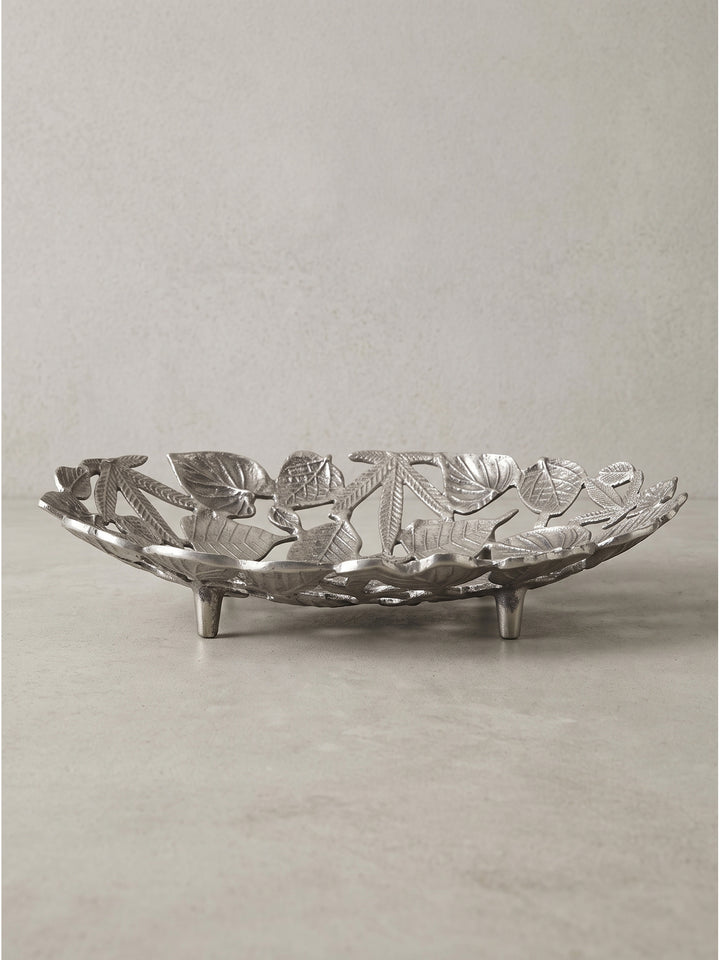 Silberne Obstschale aus Aluminium 49x31x8 cm im organischen Design auf drei Füßen freigestellt_