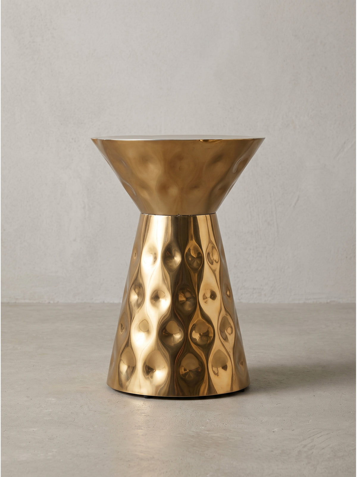 Profil des goldenen Sofatischs aus Aluminium 36x51 cm mit detaillierter Musterung des hochwertigen Materials_