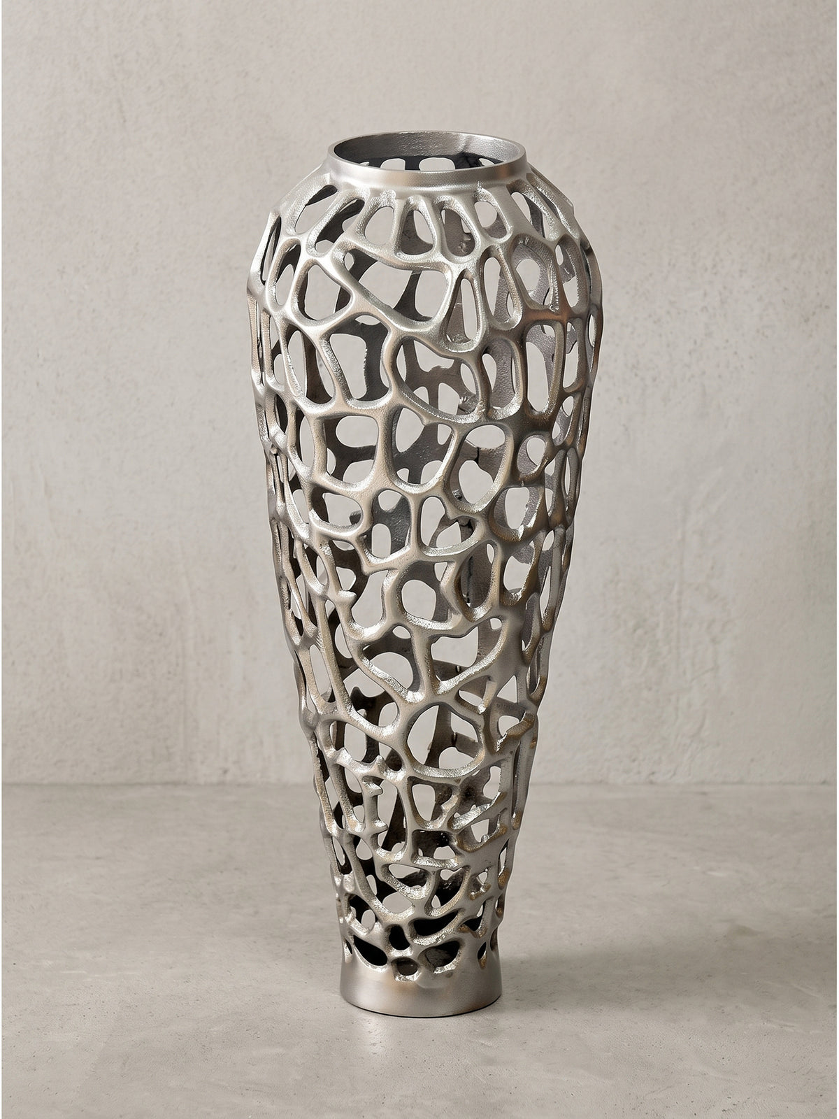 Alternative Schrägansicht der glänzenden Bodenvase aus Aluminium, bereit für die stilvolle Dekoration mit langen Zweigen in einer Raumecke_