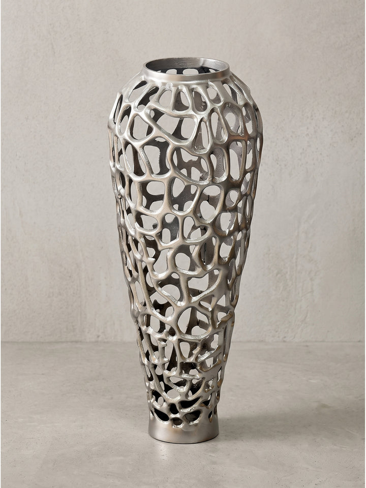 Alternative Schrägansicht der glänzenden Bodenvase aus Aluminium, bereit für die stilvolle Dekoration mit langen Zweigen in einer Raumecke_