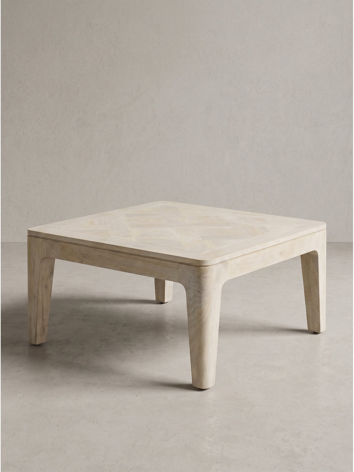 Detail der feinen Holzstruktur und Verarbeitung der abgerundeten Ecken am Mango Massivholz Sofatisch_