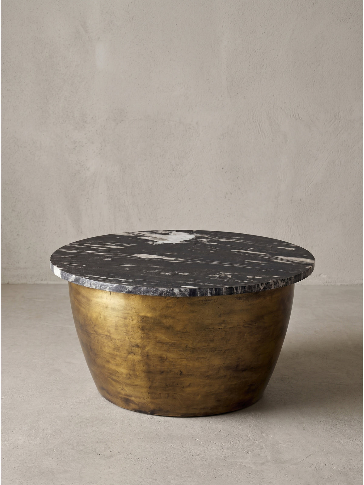 Handgemachter skulpturaler Couchtisch aus dunklem Marmor und antik-goldenem Metall als luxuriöses Statement-Piece für moderne Wohnkonzepte