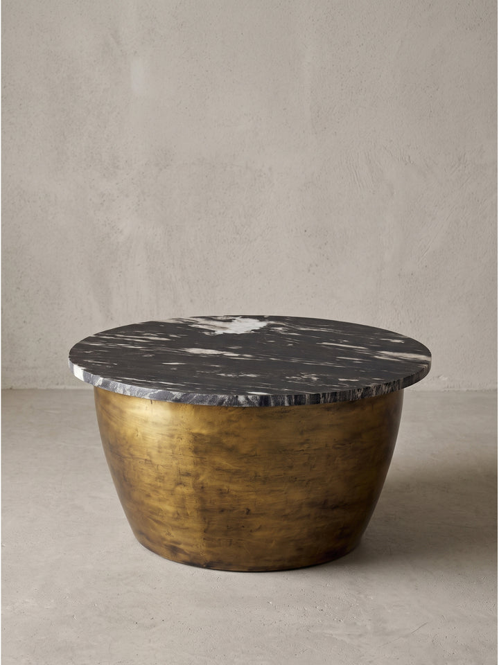 Handgemachter skulpturaler Couchtisch aus dunklem Marmor und antik-goldenem Metall als luxuriöses Statement-Piece für moderne Wohnkonzepte_