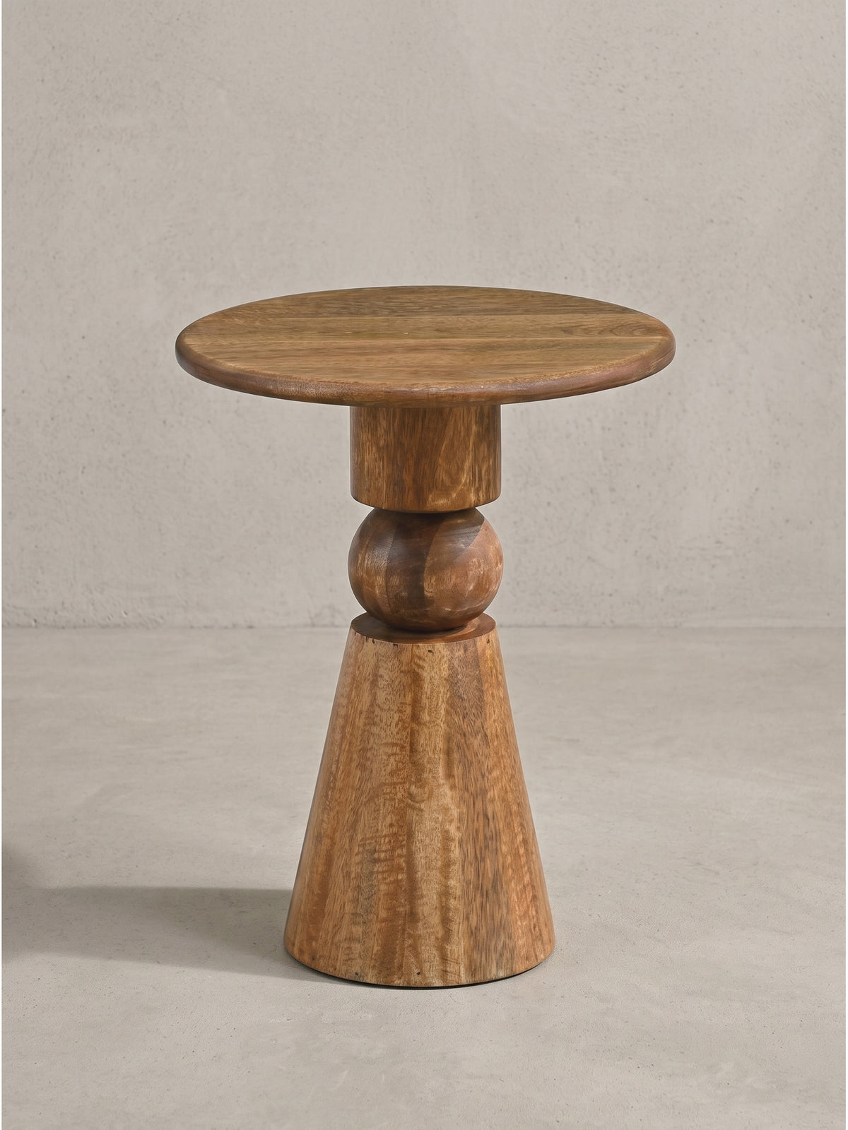 Detailaufnahme der präzisen Holzverarbeitung zwischen der 35cm Tischplatte und dem skulpturalen zylindrischen Schaft