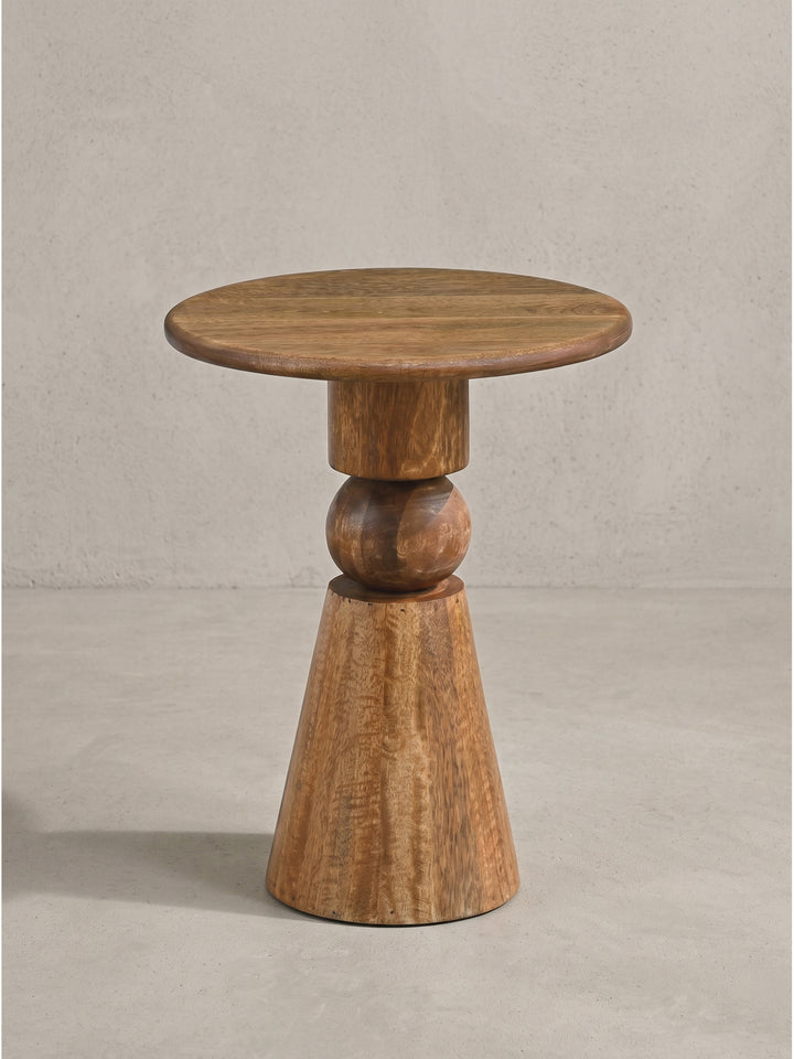 Detailaufnahme der präzisen Holzverarbeitung zwischen der 35cm Tischplatte und dem skulpturalen zylindrischen Schaft_