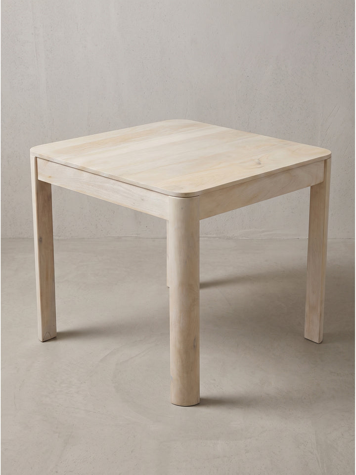 Quadratischer Bistrotisch 80x80 cm aus Mangoholz White Wash freigestellt vor weißem Hintergrund_