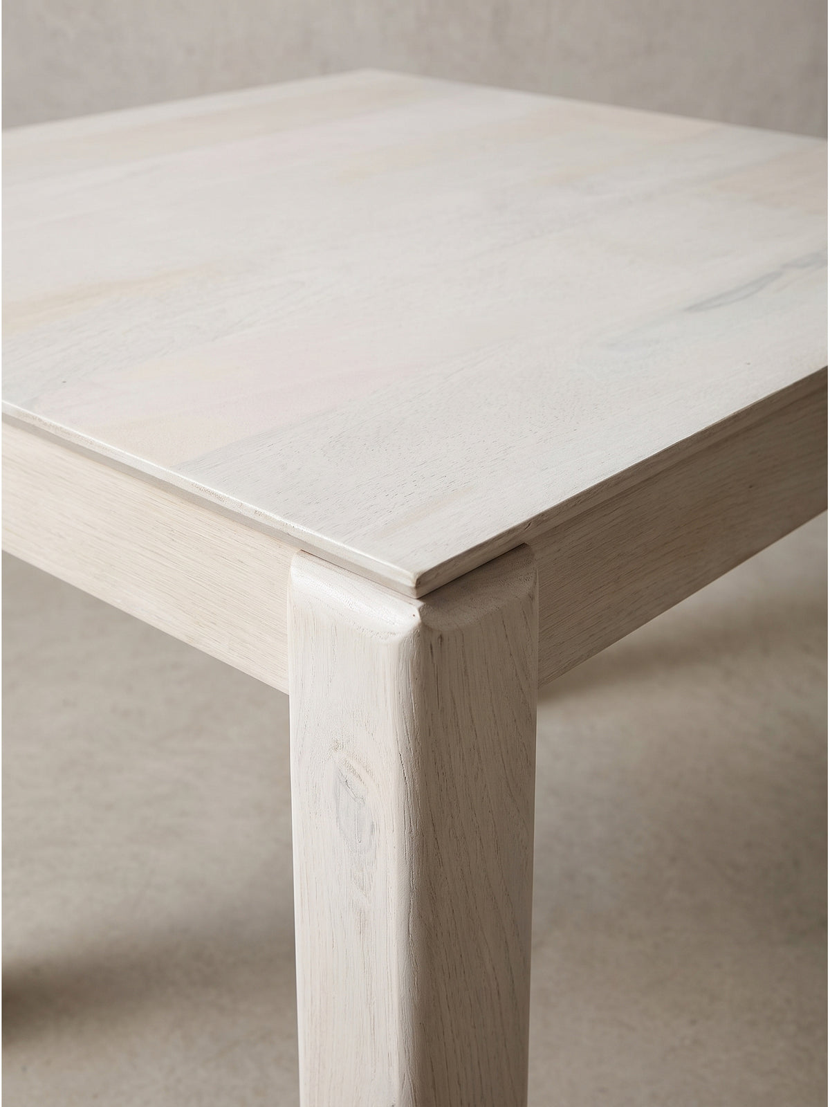 Kompakter quadratischer Küchentisch aus nachhaltigem Mangoholz in eleganter White-Wash-Ausführung_