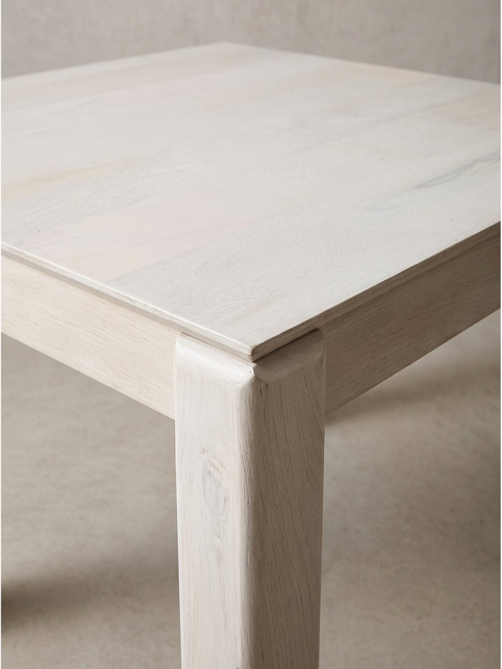 Kompakter quadratischer Küchentisch aus nachhaltigem Mangoholz in eleganter White-Wash-Ausführung_
