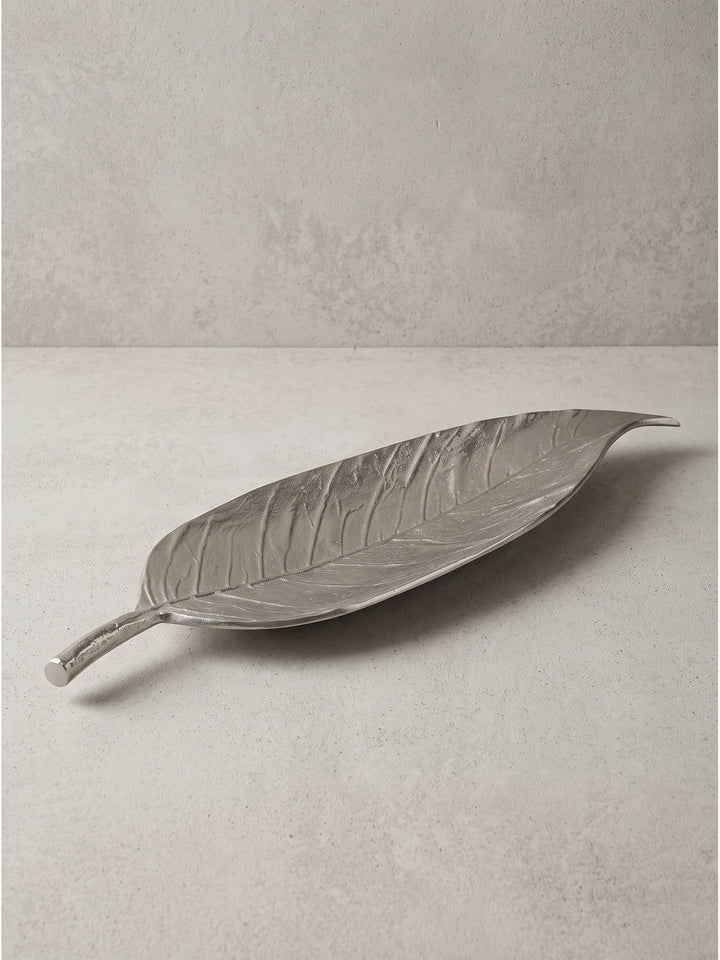 Dekoschale Blatt aus massivem Aluminium in edlem Silber 61x18x4 cm in der Frontalansicht freigestellt auf weißem Hintergrund_