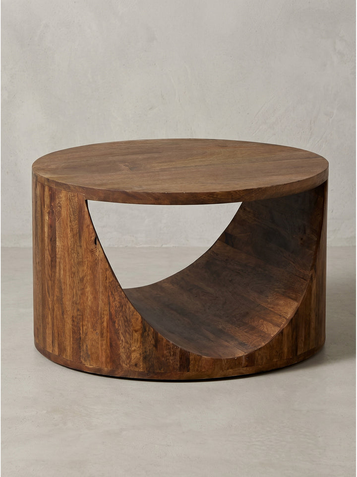 Couchtisch Mango Massivholz Rund 60cm mit seitlichem Durchbruch als skulpturales Statement-Piece freigestellt vor weißem Hintergrund_