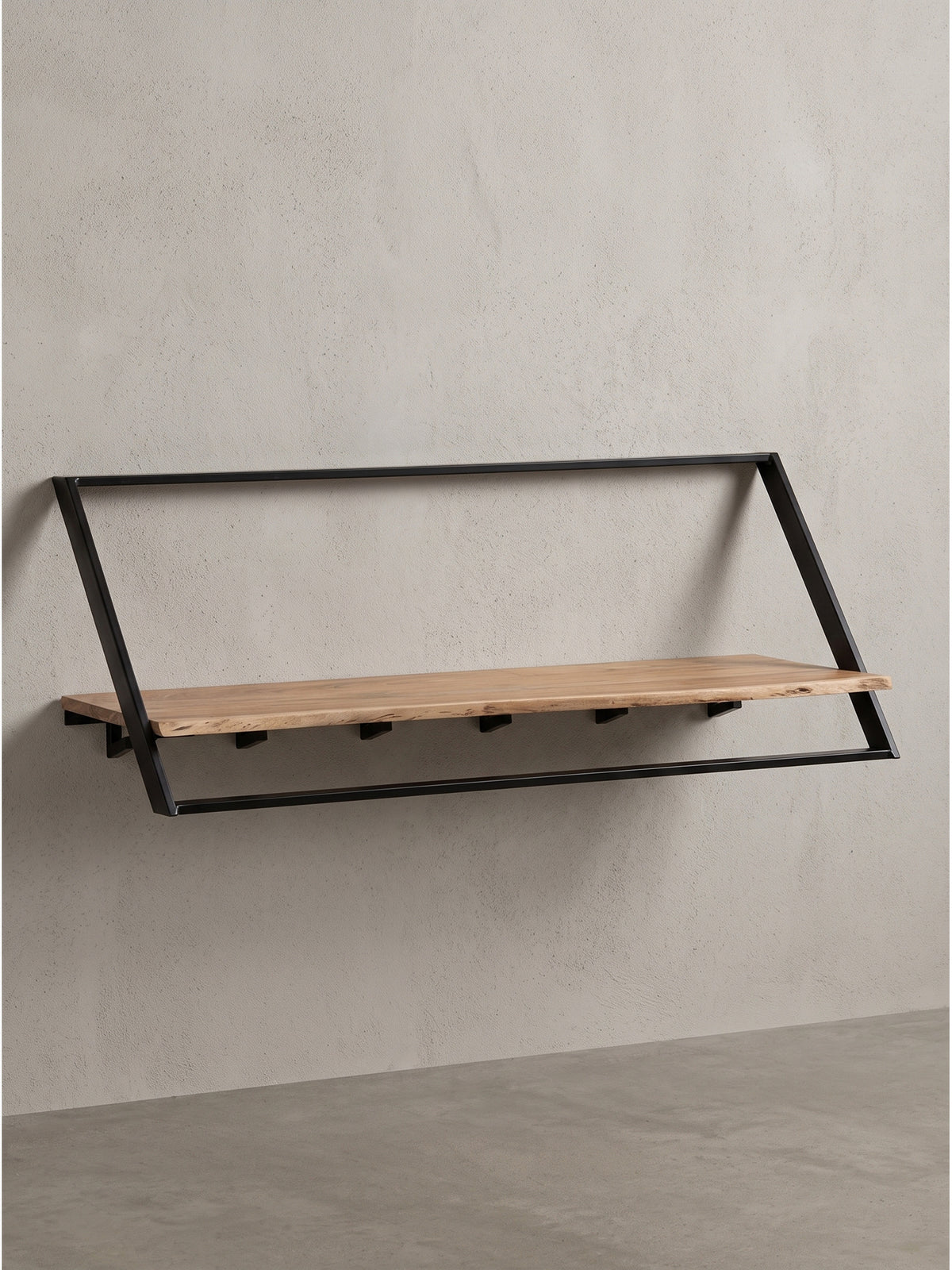 Profilansicht der handgefertigten Flurgarderobe, bei der die Tiefe des Holzbretts und die präzise Positionierung der Haken sichtbar werden._