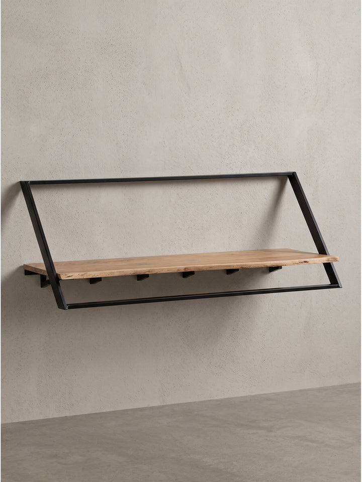 Profilansicht der handgefertigten Flurgarderobe, bei der die Tiefe des Holzbretts und die präzise Positionierung der Haken sichtbar werden._