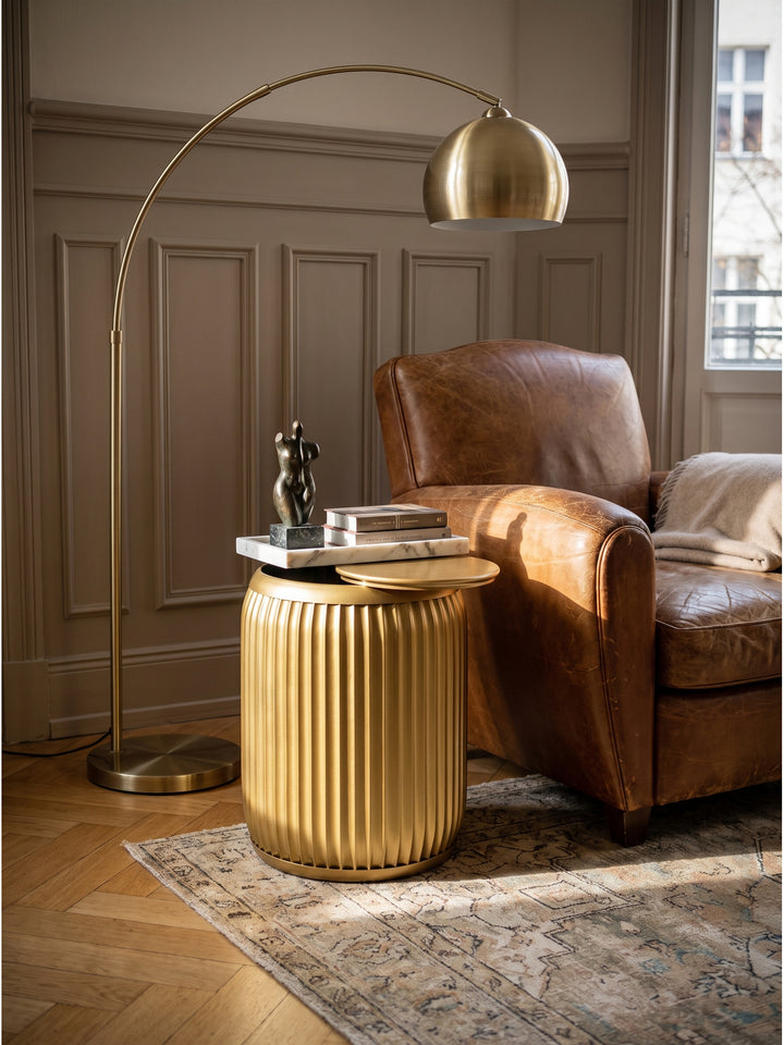 Couchtisch mit Stauraum in extravaganter Rillenoptik gold lackiert kombiniert mit modernem Polstersofa in einem hellen Pariser Apartment_