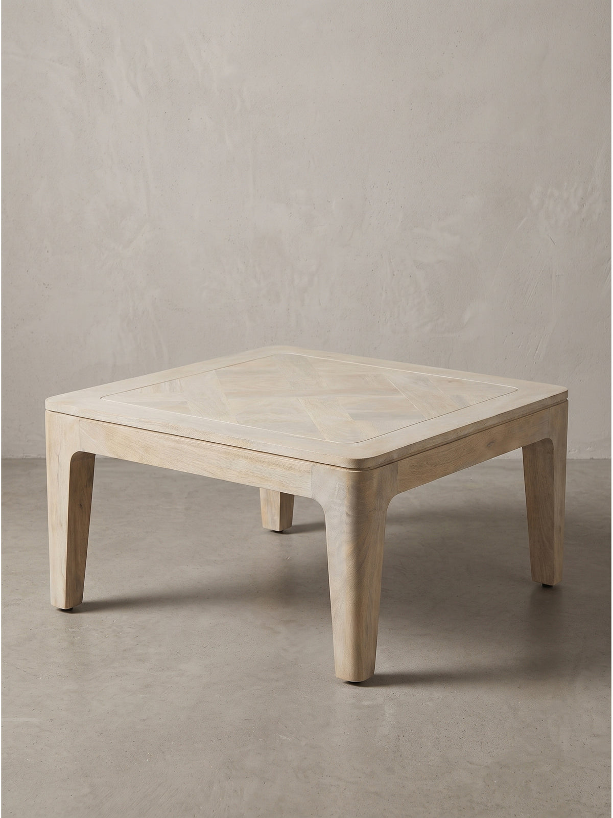 Quadratischer Couchtisch 60x60 cm aus hellem Mango Massivholz mit abgerundeten Kanten in Seitenansicht_