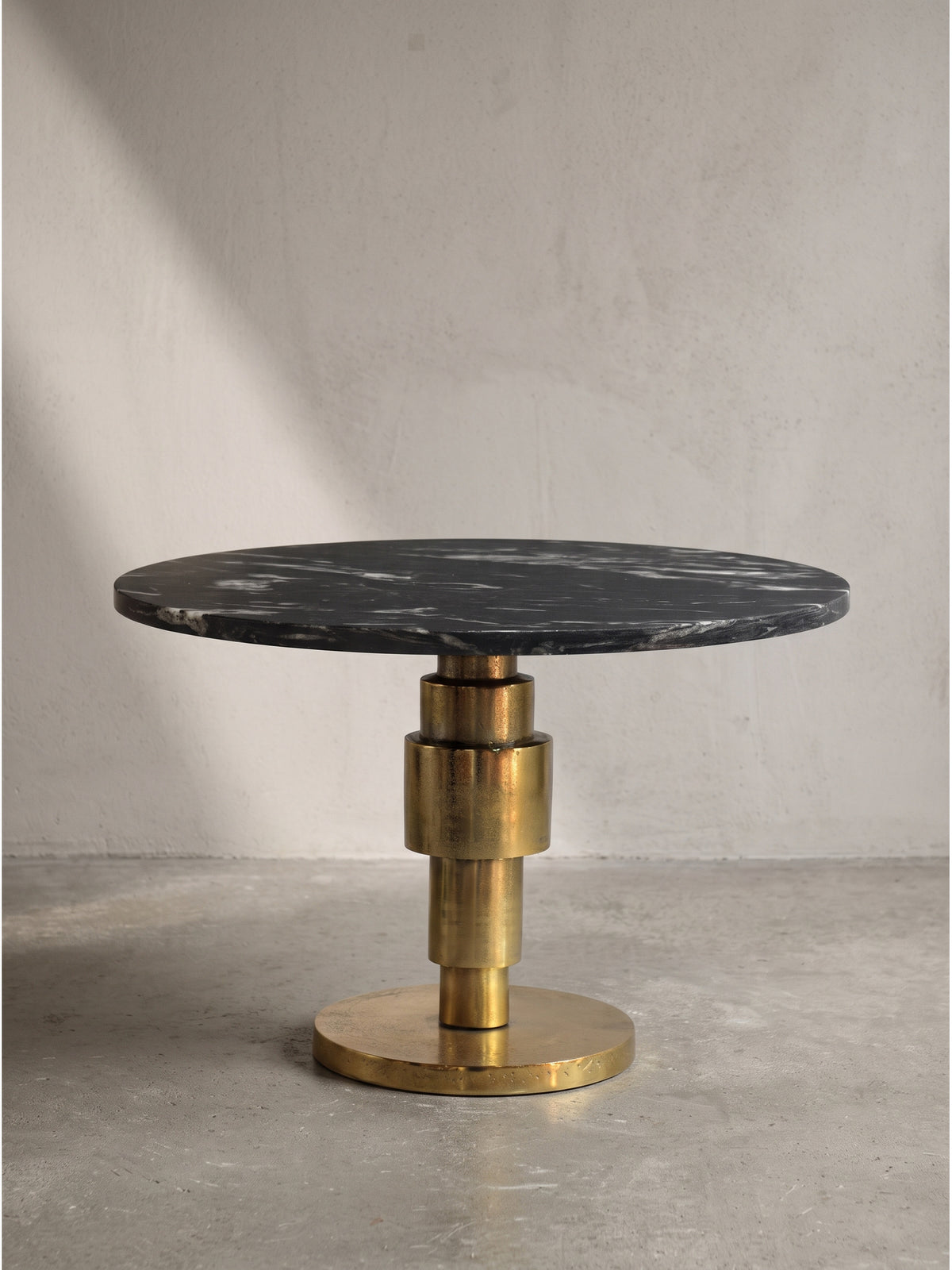 Vorderansicht des 60 cm breiten runden Couchtischs mit luxuriöser schwarzer Marmorplatte und einer stilvollen gestuften Mittelstütze in Gold._