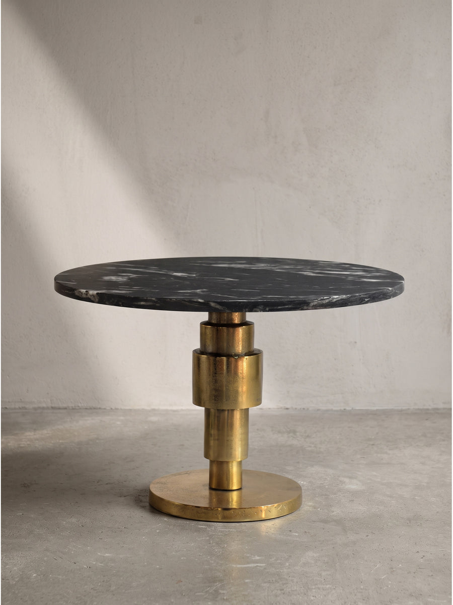 Vorderansicht des 60 cm breiten runden Couchtischs mit luxuriöser schwarzer Marmorplatte und einer stilvollen gestuften Mittelstütze in Gold._