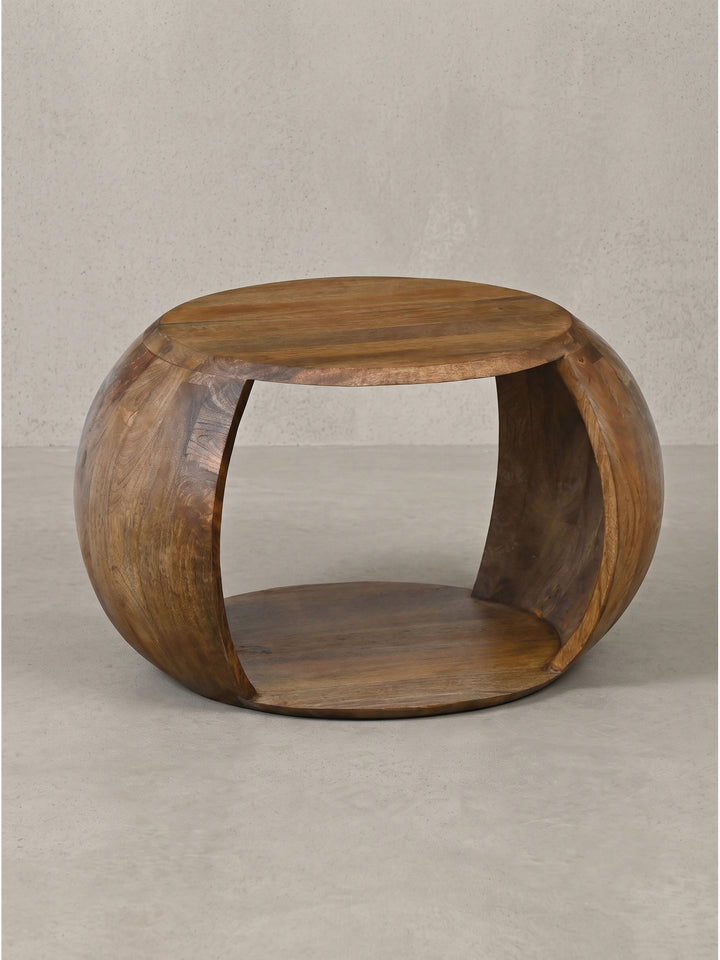 Runder Couchtisch aus Mangoholz mit seitlichen Aussparungen in 60x46x36 cm frei stehend vor neutralem Hintergrund_