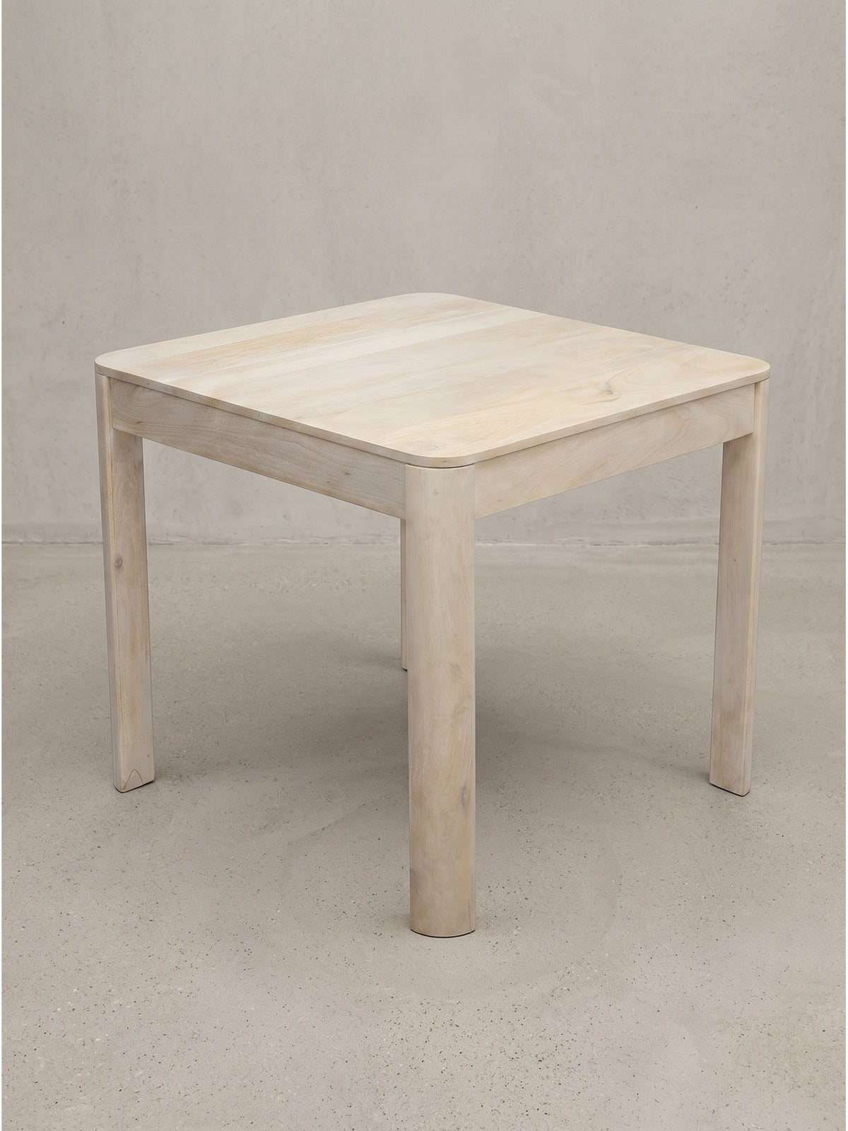 Übersichtsbild des modernen Esstisches aus Massivholz Mango mit heller White-Wash-Oberfläche