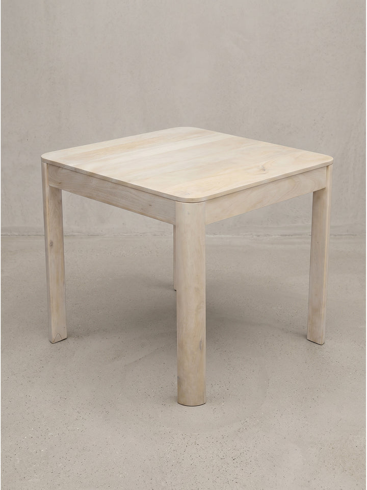 Übersichtsbild des modernen Esstisches aus Massivholz Mango mit heller White-Wash-Oberfläche_