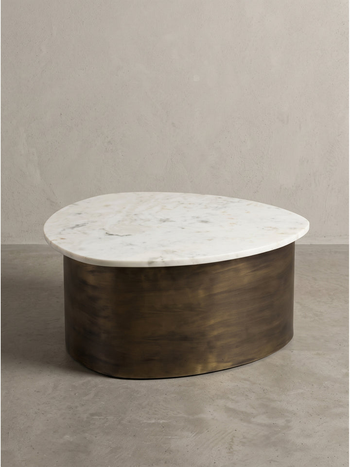 Moderner Sofatisch in organischer Form mit 1,5 cm dicker Marmorplatte und handgefertigtem Aluminiumgestell in antiker Gold-Optik_