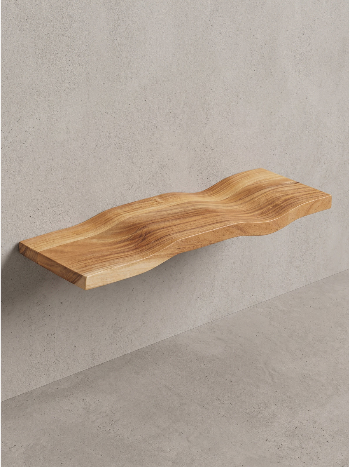 Frontale Ansicht des 40 cm breiten Wandregals aus massivem Akazienholz mit natürlicher Wellenform vor weißem Hintergrund