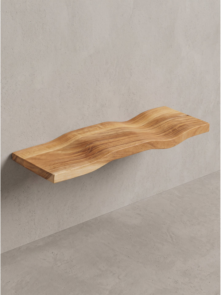 Frontale Ansicht des 40 cm breiten Wandregals aus massivem Akazienholz mit natürlicher Wellenform vor weißem Hintergrund_