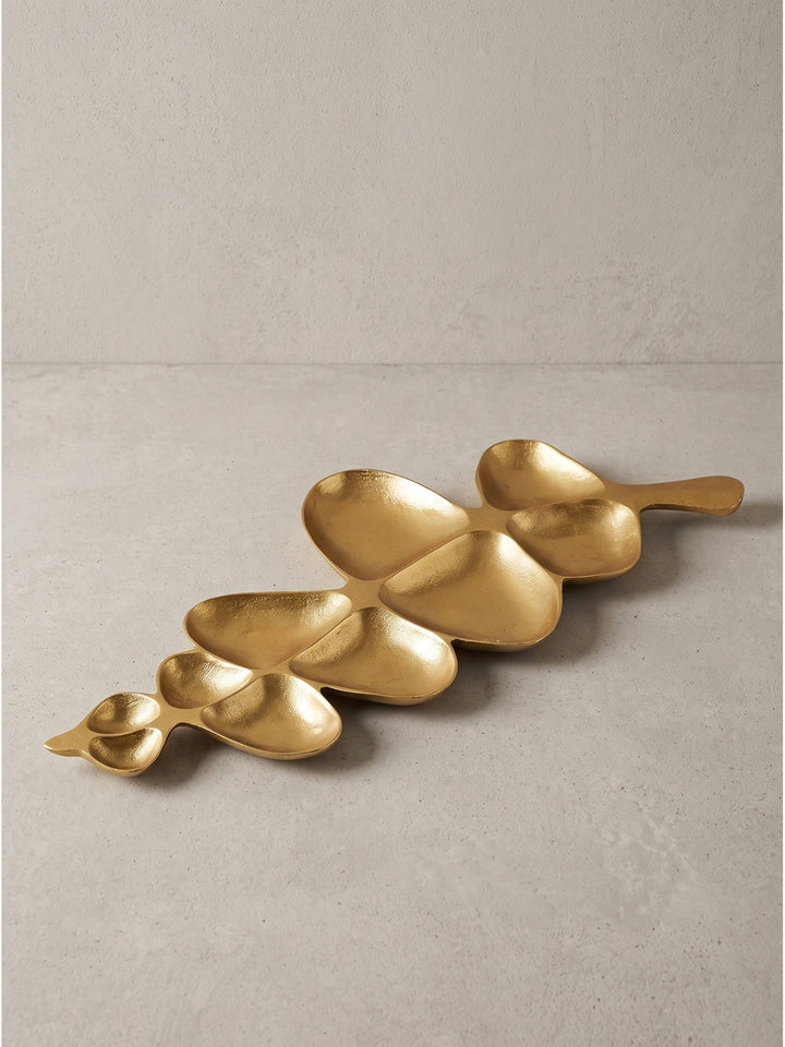 Detail der goldenen Aluminium-Dekoschale zeigt die feine gehämmerte Struktur der einzelnen Blätter_