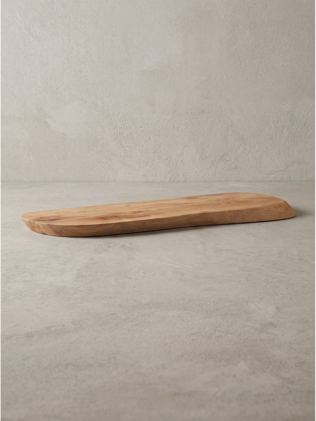 Seitenprofil des 3 cm dicken Wandboards aus Akazienholz mit fließender Kante und unsichtbarer Aufhängung vor weißem Hintergrund