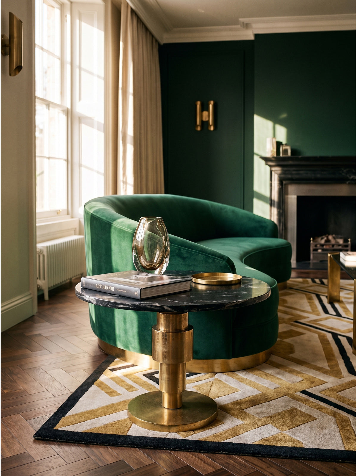 Glamouröser Art-Déco Sofatisch aus dunklem Naturstein kombiniert mit einem Polstersofa und einer abstrakten Stehlampe auf einem Seidenteppich.