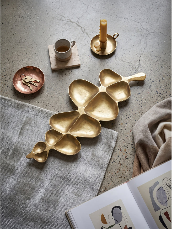 Aufsicht auf die Dekoschale aus Aluminium goldfarben 61 cm mit getrennten Fächern für Schmuck auf einem weißen Sideboard_