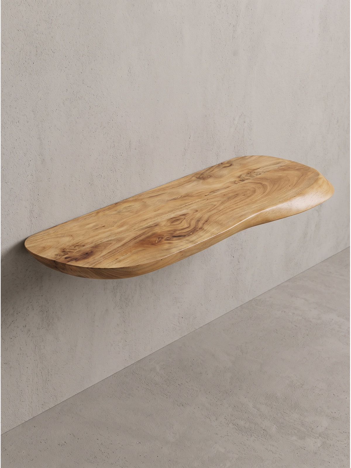 Schrägansicht des Massivholz Wandboards aus Akazie im Raum, das die schwebende Leichtigkeit an einer cremeweißen Wand demonstriert._
