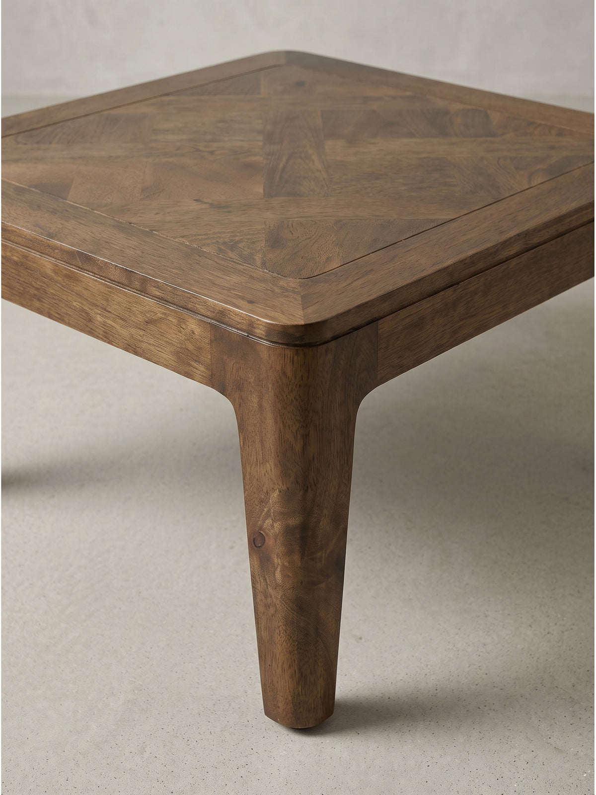 Handgefertigter Massivholz-Tisch im organischen Design mit klaren Linien und warmer Ausstrahlung aus einem alternativen Blickwinkel._