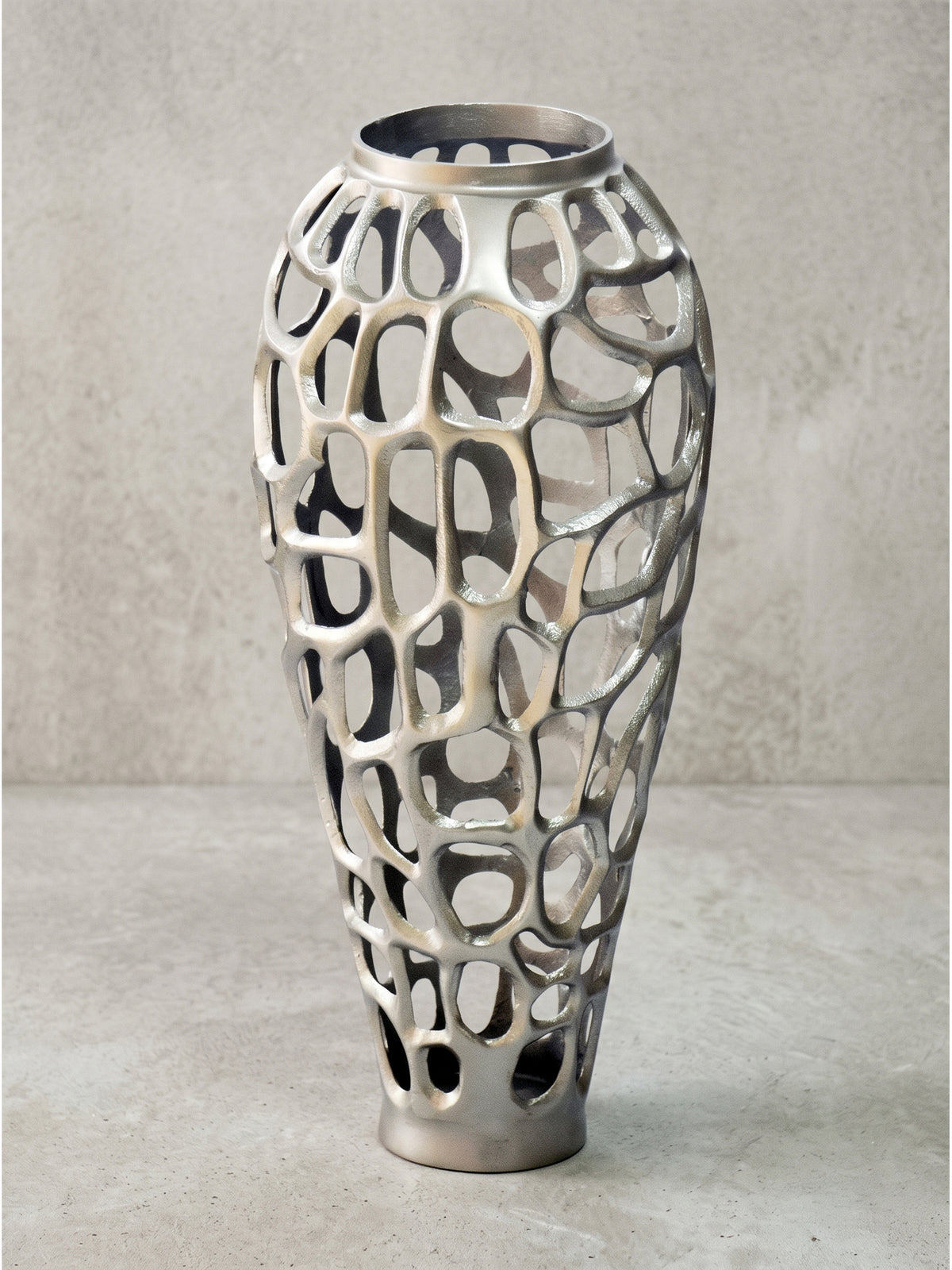 Vollständige Übersicht der modernen Bodenvase aus hochwertigem Aluminium in edlem Silberton für anspruchsvolle und puristische Einrichtungskonzepte_