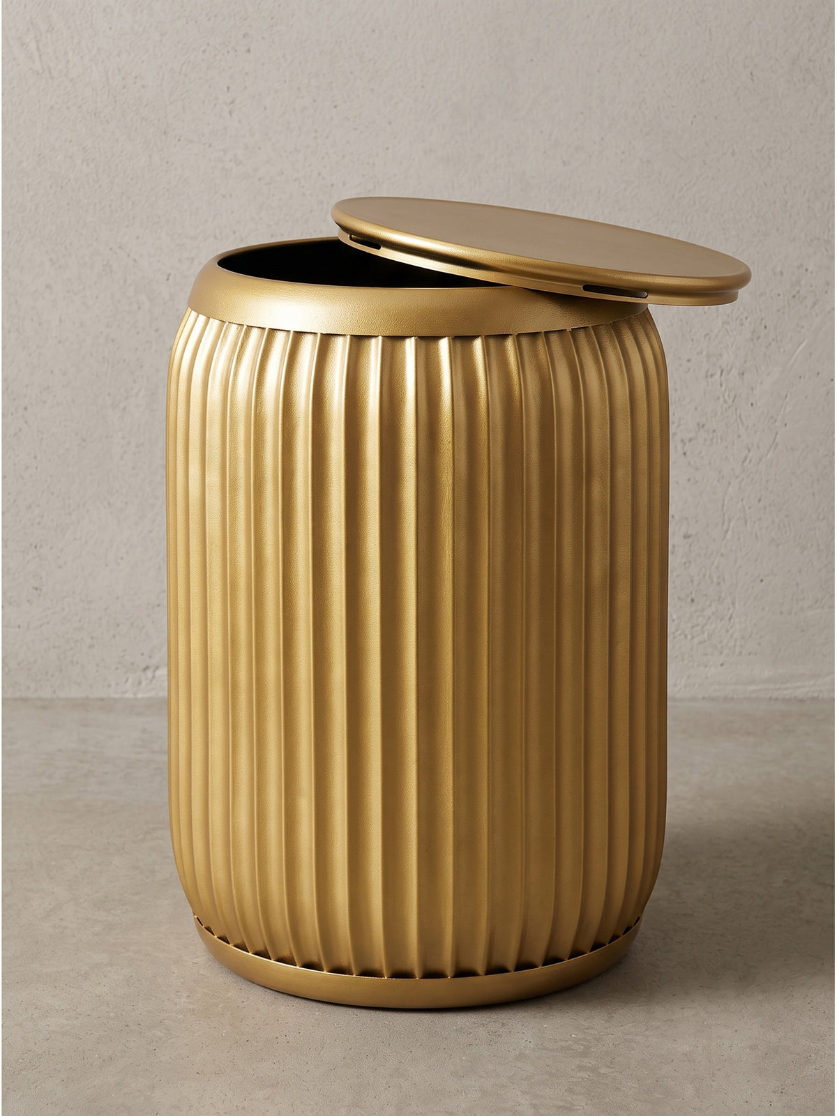 Eleganter Sofatisch Metall Gold mit Rillenmuster in einer weiteren Perspektive verdeutlicht das moderne und raffinierte Zylinderdesign_