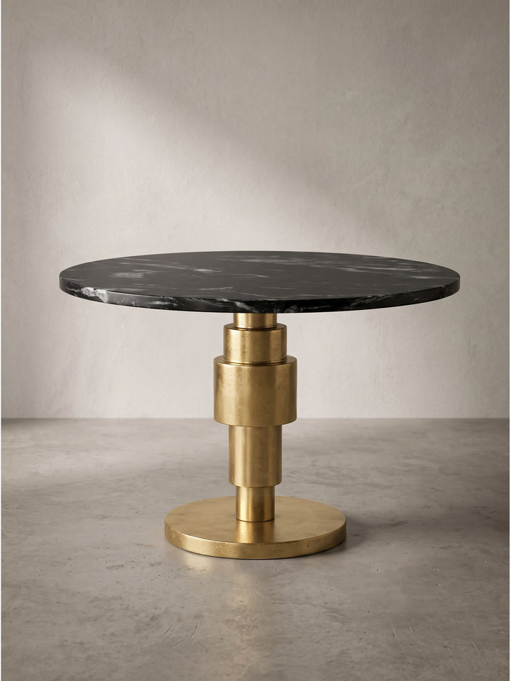 Seitenansicht des 39 cm hohen Beistelltischs mit flachem rundem Bodenfuß aus goldfarbenem Metall und massiver dunkler Tischkante._