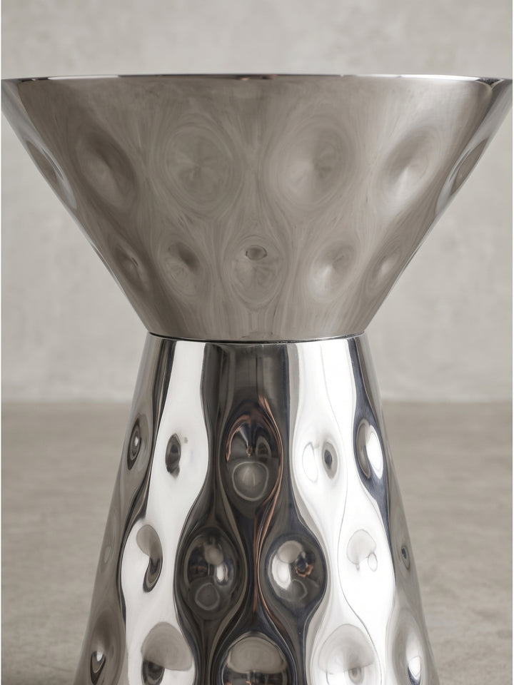 Detailansicht des silbernen Aluminium Beistelltisches 36x51 cm, die die feine handwerkliche Verarbeitung der Hammerschlag-Optik hervorhebt._