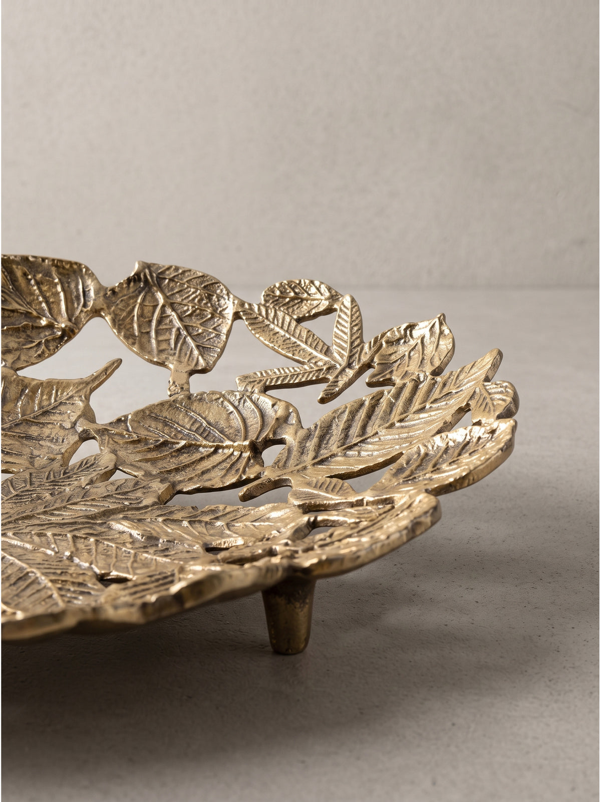 Opulente Tischdekoration in Form einer 49x31 cm großen goldenen Blätterschale aus robustem, aber leichtem Aluminiumguss.