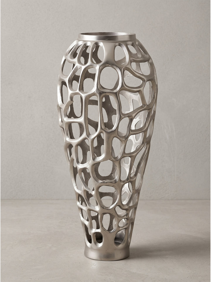 Seitenansicht der modernen Metallvase, die den eleganten Verlauf vom schmalen Fuß zur breiten Mitte bis zur runden Öffnung oben zeigt_