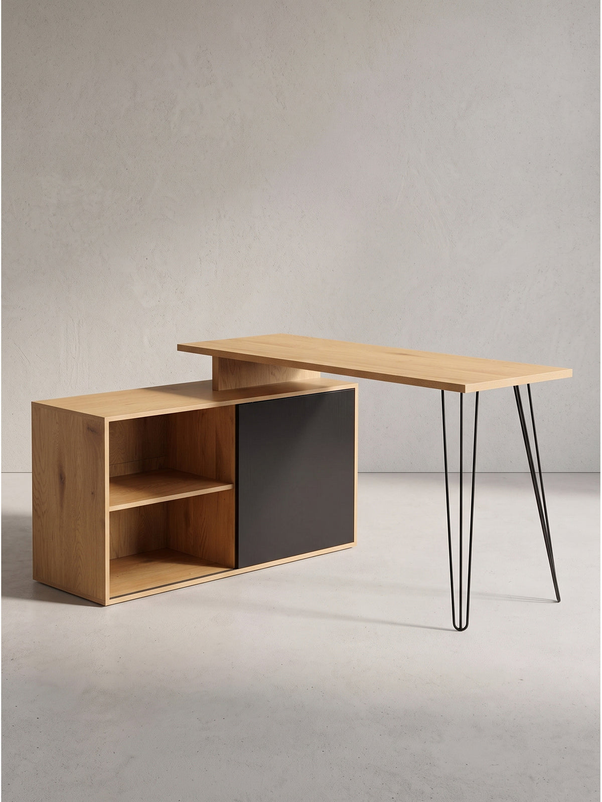 Detailaufnahme der stabilen Konstruktion des Eckschreibtischs mit MDF-Korpus und schlanken Metallbeinen in Schwarz.