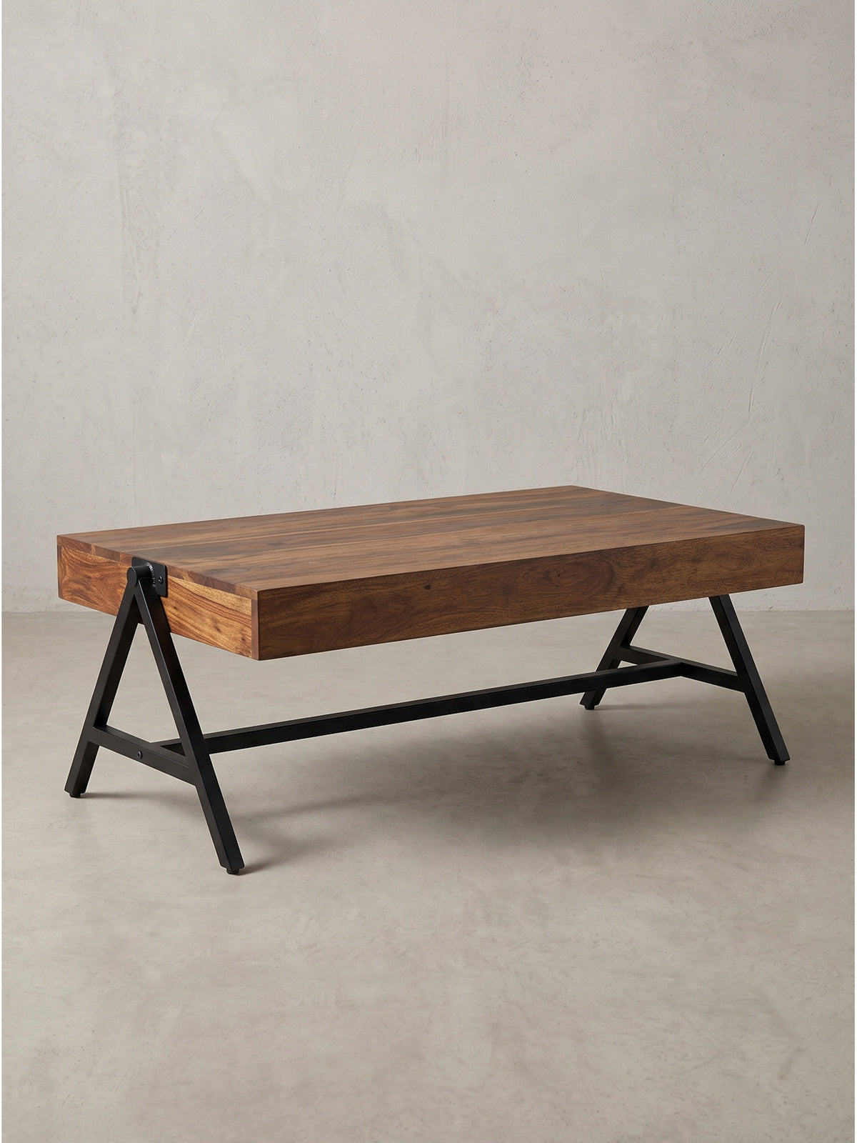 Rechteckiger Couchtisch Sheesham Massivholz 120x60x40 cm mit A-förmigen schwarzen Metallbeinen freigestellt vor einem weißen Studiohintergrund._