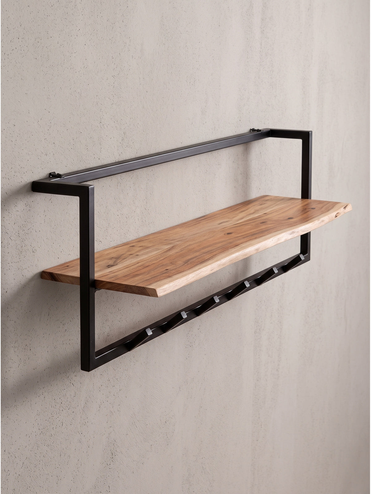 Nahaufnahme der quadratischen, schräg angeordneten Metallhaken unter der massiven Holzplatte der Garderobe._
