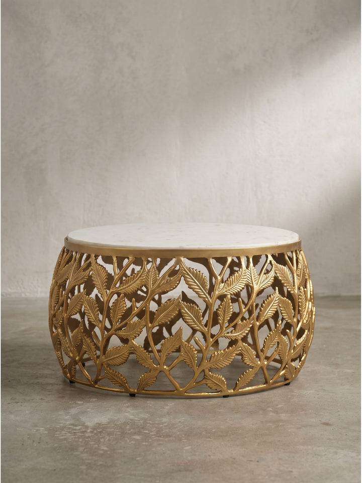 Gesamteindruck des glamourösen runden Couchtischs, der florales Design mit den absolut hochwertigen Kontrastmaterialien Aluminium und Marmor vereint_
