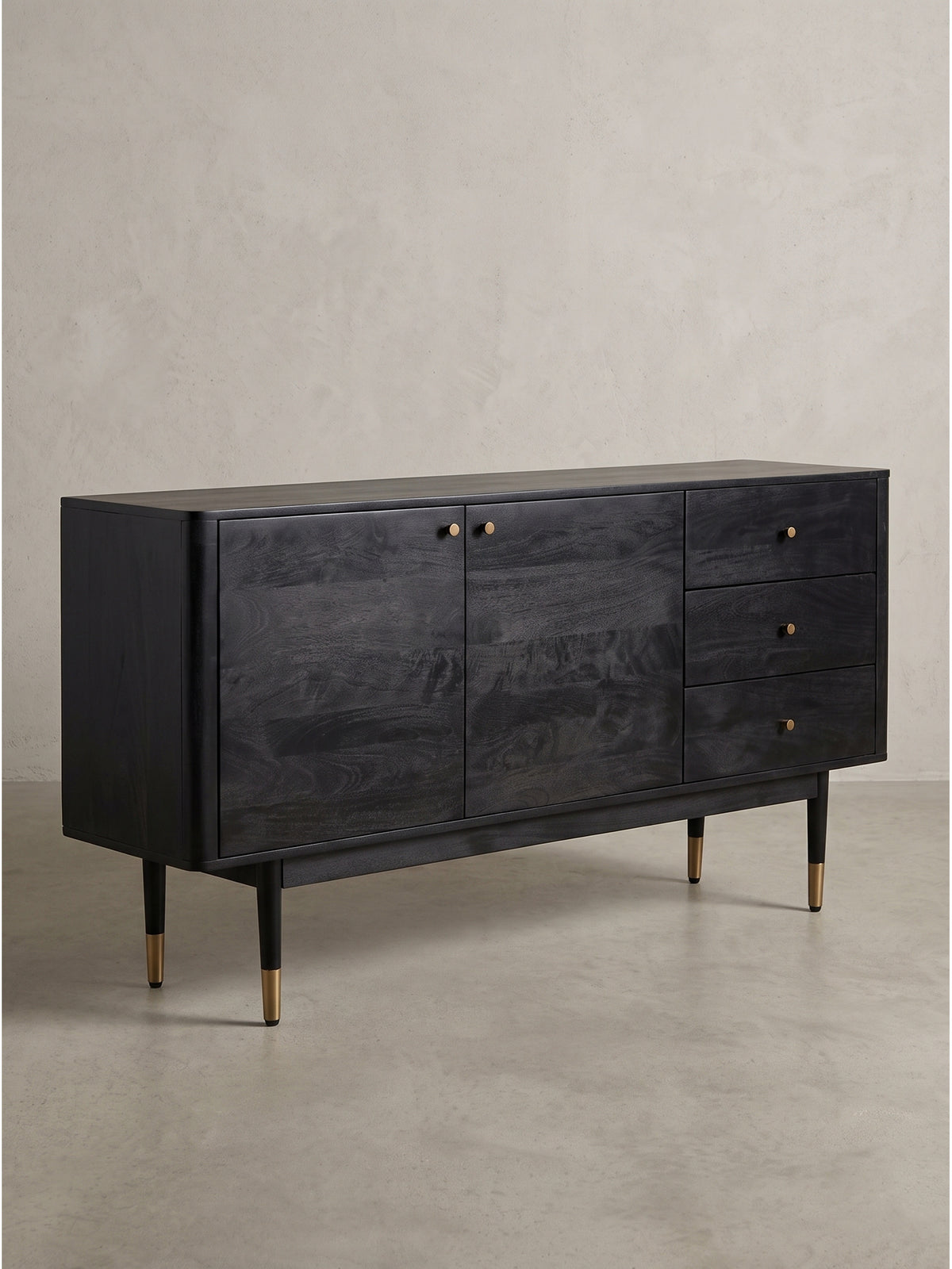 Frontale Ansicht des schwarzen Sideboards 160x81 cm aus Akazienholz mit zwei bündigen Türen und drei Schubladen auf weißem Hintergrund._