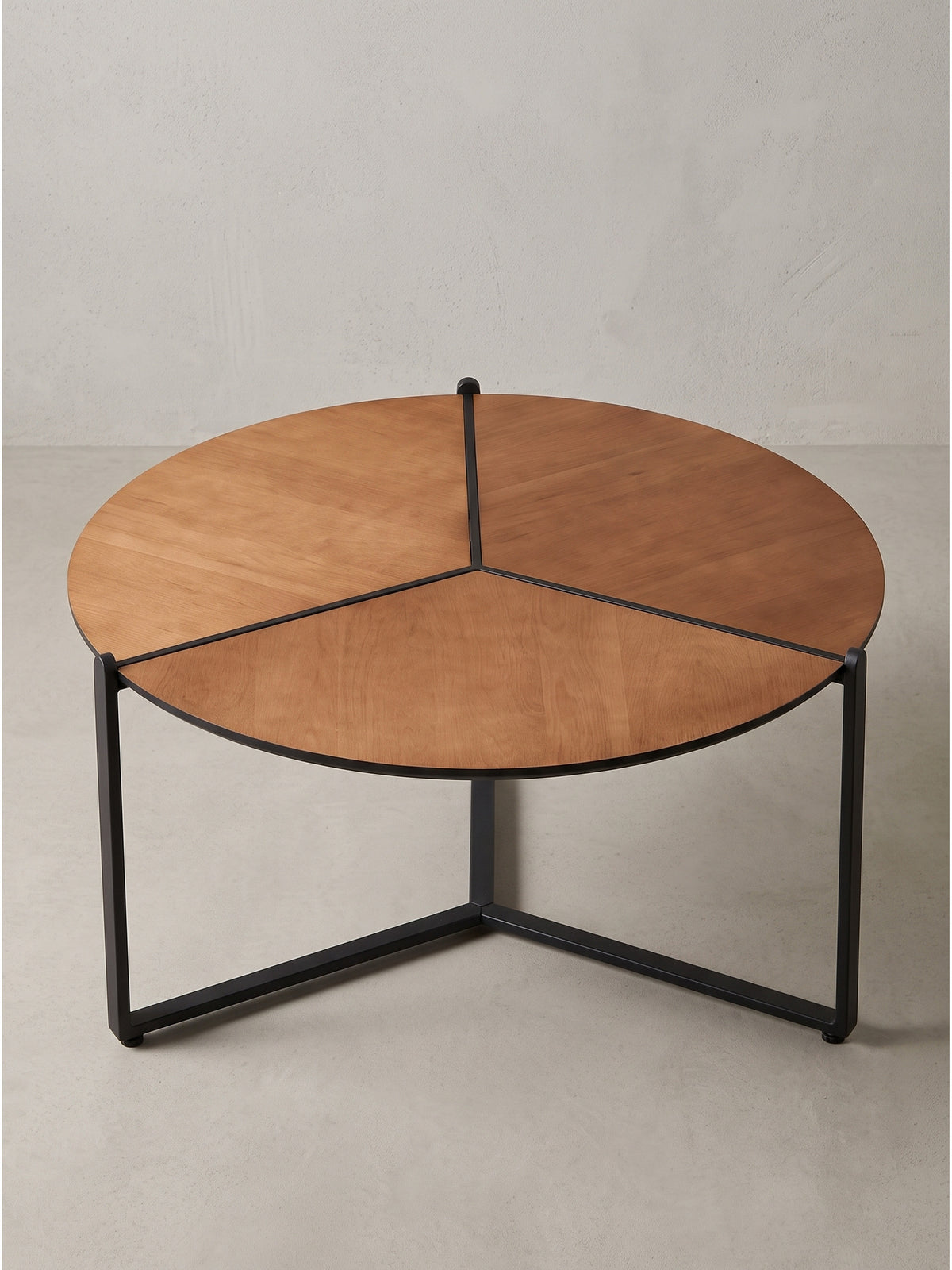 Runder Loungetisch 80cm mit dreigeteilter Platte aus Holzoptik und schwarzem Metallrahmen schräg von der Seite fotografiert