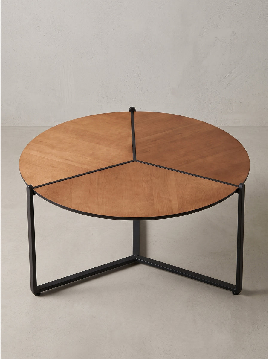 Runder Loungetisch 80cm mit dreigeteilter Platte aus Holzoptik und schwarzem Metallrahmen schräg von der Seite fotografiert_