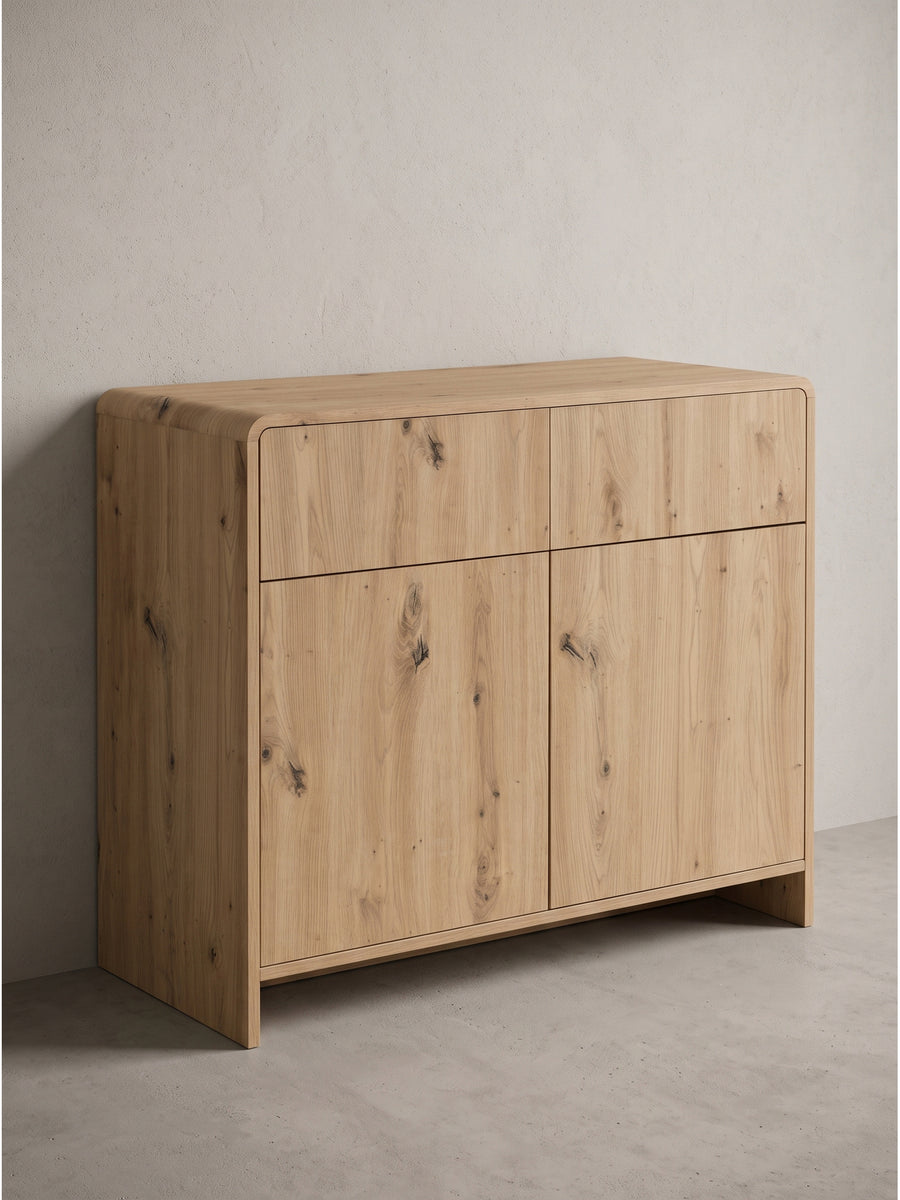 Geöffnete Kommode 88cm breit mit Einlegeböden und Auszügen zur Demonstration der Push-to-Open Funktion_