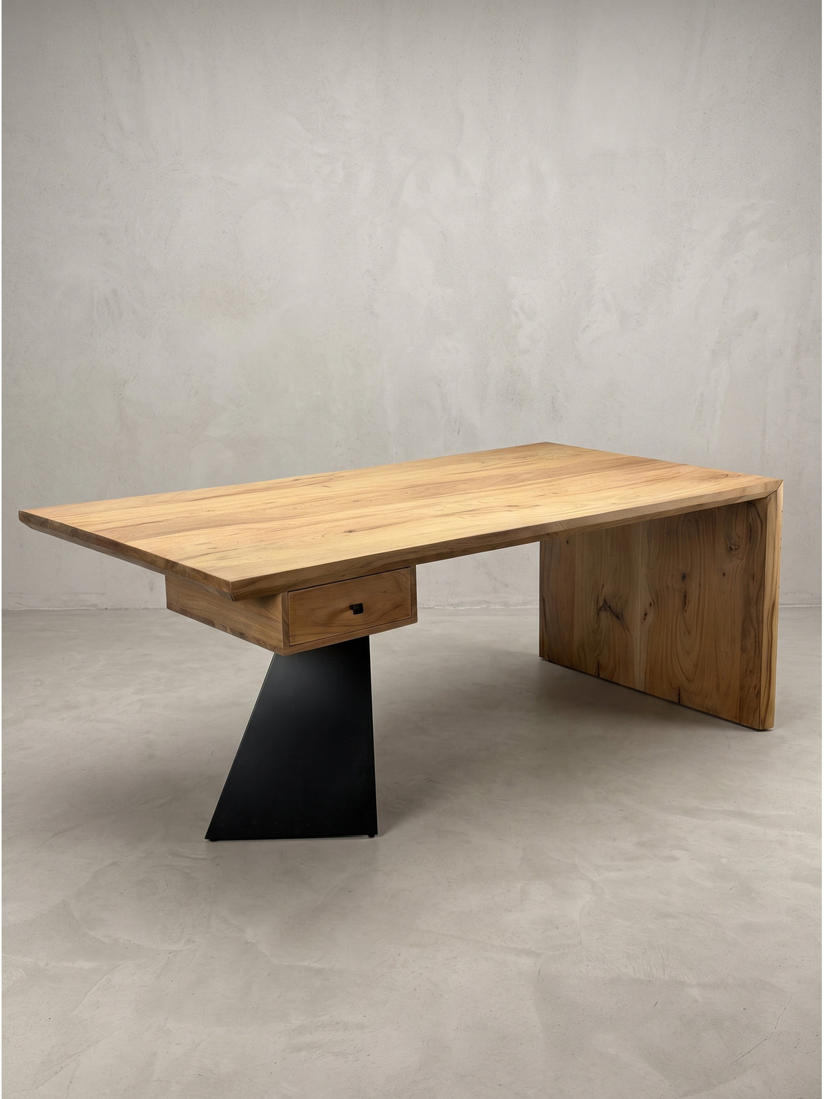 Moderner Schreibtisch aus Akazie Massivholz 180x90 cm mit einseitigem schwarzem Metallfuß und Holzseitenwand freigestellt
