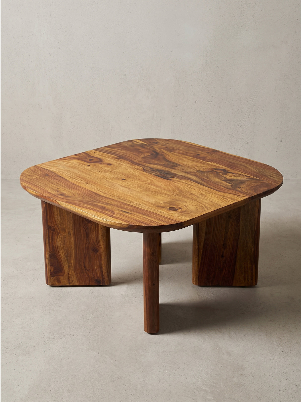 Kompakter Holztisch fürs Wohnzimmer 60x60 cm aus indischem Palisander mit markanter dunkelbrauner Maserung von schräg oben betrachtet_