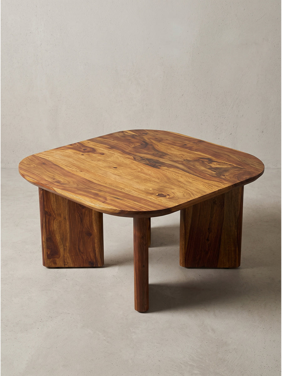 Kompakter Holztisch fürs Wohnzimmer 60x60 cm aus indischem Palisander mit markanter dunkelbrauner Maserung von schräg oben betrachtet_