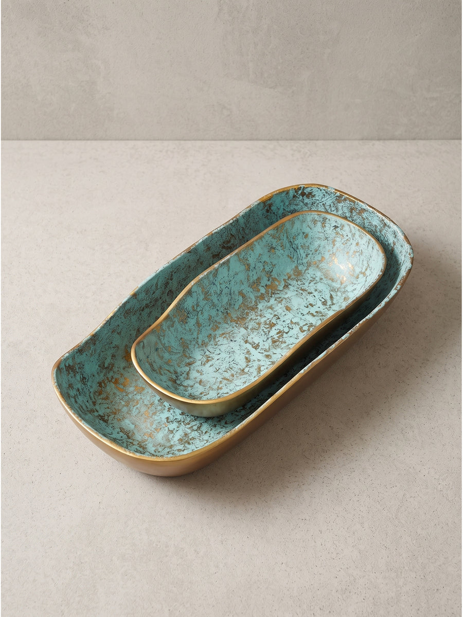 Seitenansicht der vintage Design Schalen aus Metall zeigt die elegante Linienführung und den Kontrast zwischen Gold außen und Patina innen_
